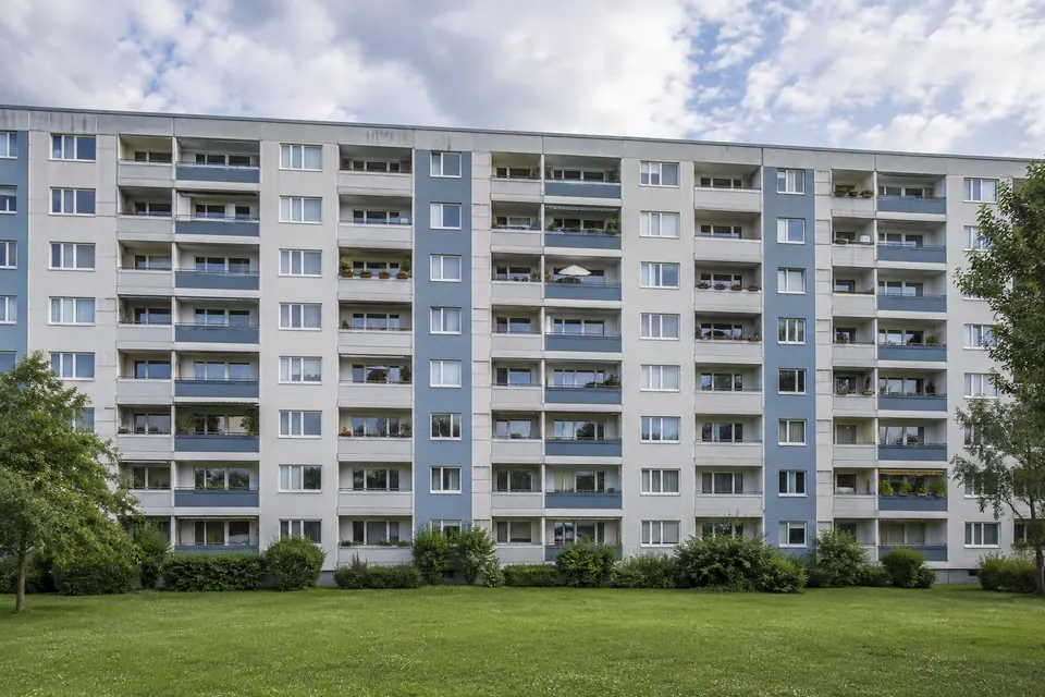 Wohnblock mit Kunststofffenstern und Balkonen